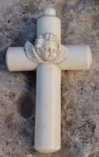 ancienne croix de berceau en faïence ( décor d angelot )