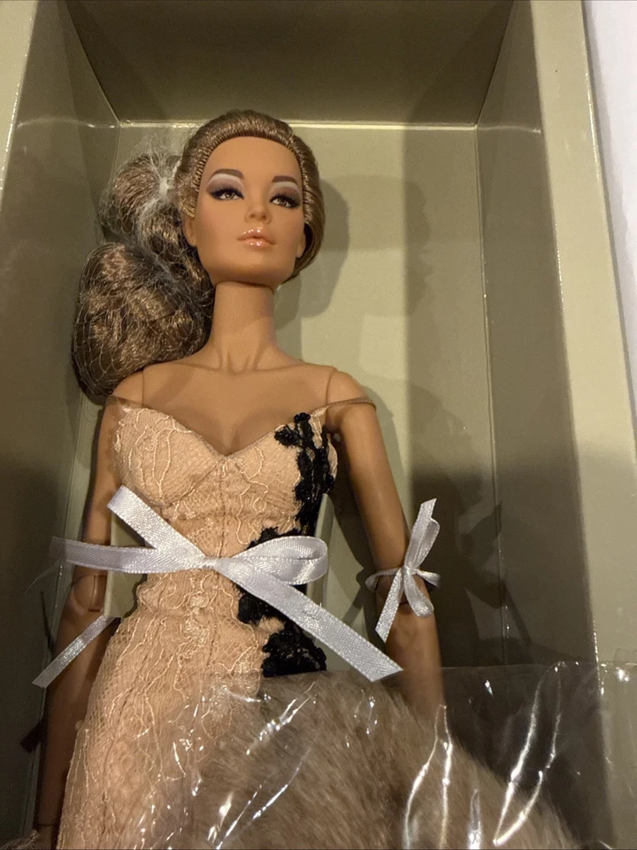 Boneca Integrity Toys FR 16 Cosmetic Surrender Elsa Lin™ LE 300 FR16 nova - Imagem 2 de 4