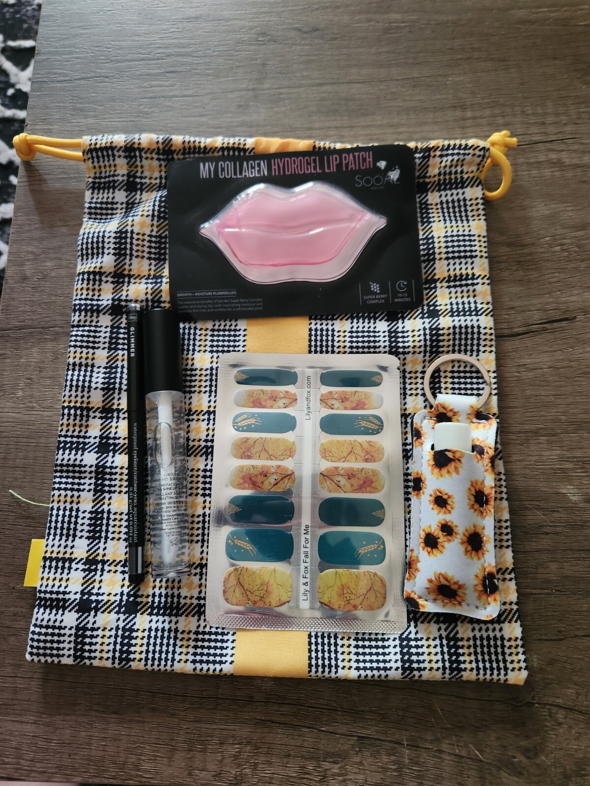Vintage makeup bag lot with full cosmetic accessories-image