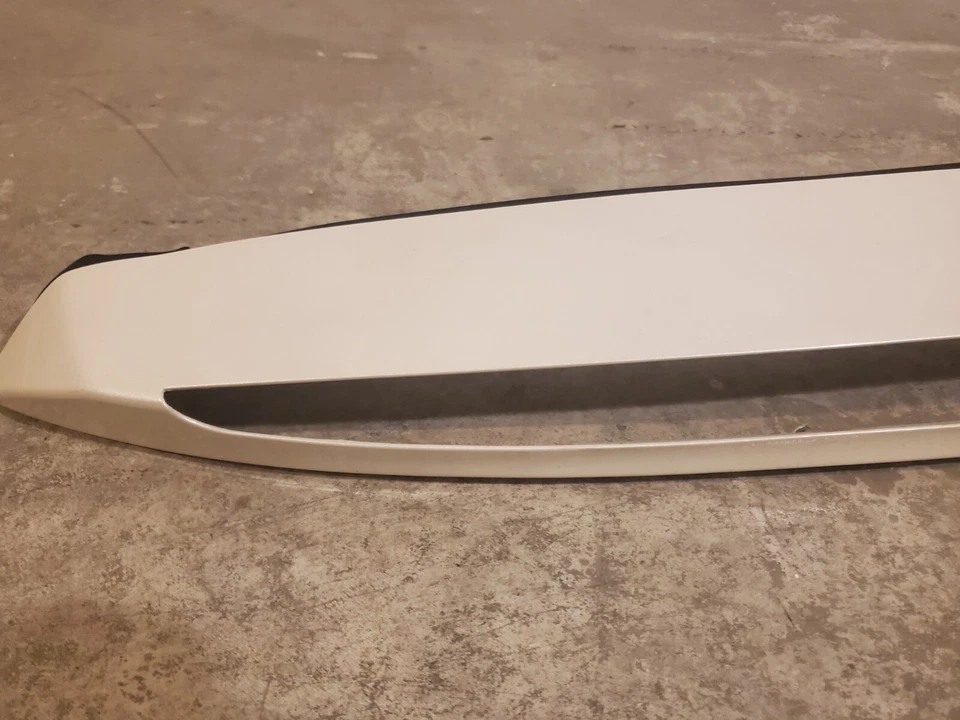 2004-2009 Cadillac SRX White Diamond Rear Spoiler Bezel third brake housing trim Foto 4 de 4