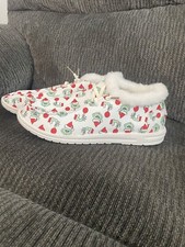 Grinch slippers New Condition Size 42 Which Is A IS Size 8/8.5