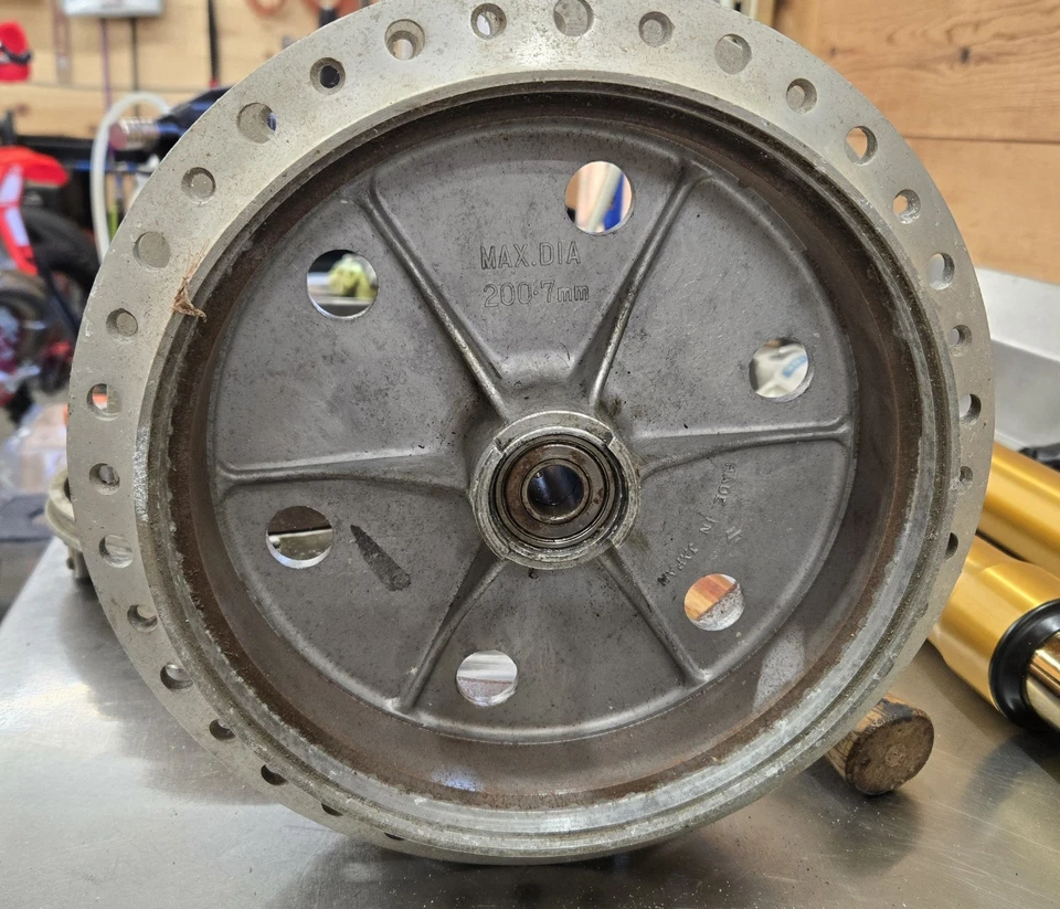 Suzuki GT750 Front Drum Brake - Image 3 of 4