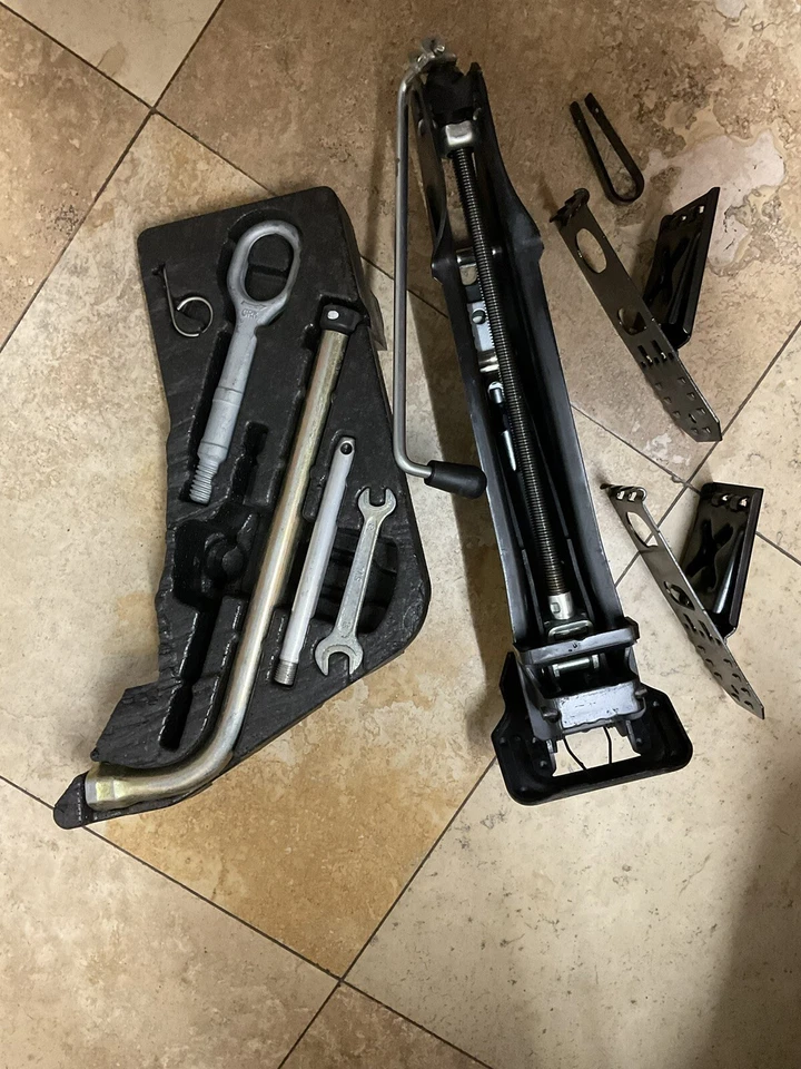 VW Volkswagen Touareg 2004-2007 gato de neumático con llave y herramientas OEM Foto 3 de 4