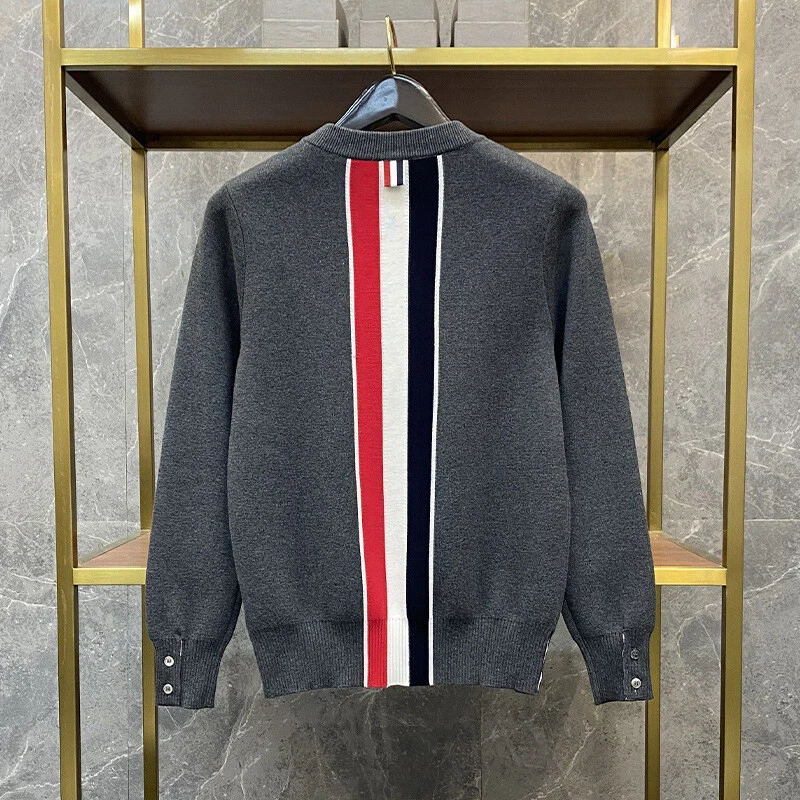 Thom Browne Para Hombres Tira Ancha Cuello Redondo Pullover Suelto Camiseta Tejido Suéter Foto 4 de 4