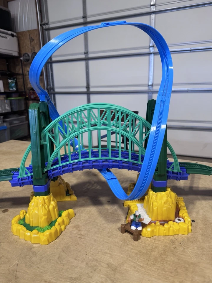 Набор мостов GeoTrax Fly By с рабочим контроллером радиоуправляемого самолета минифигурками и треком - Изображение 2 из 4