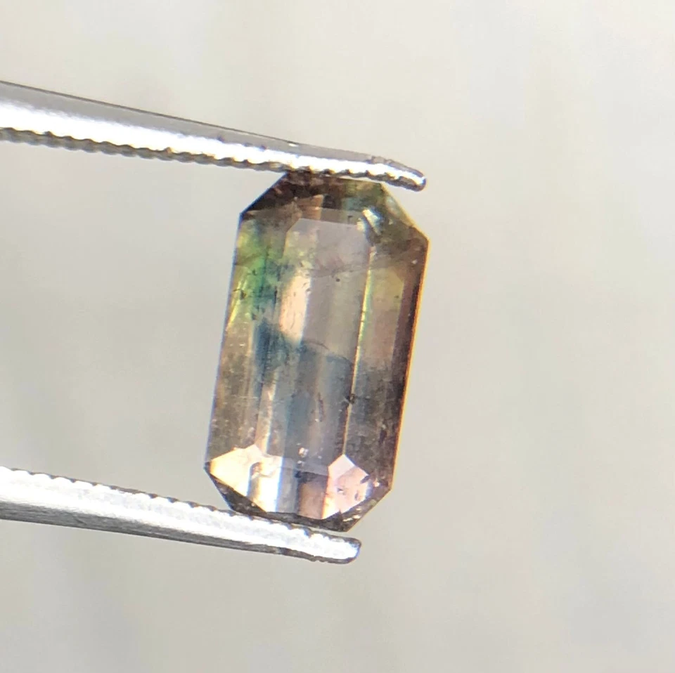 Raras piedras talladas axinita azul verde sombreadas de Pakistán 1,30 quilates Foto 2 de 4