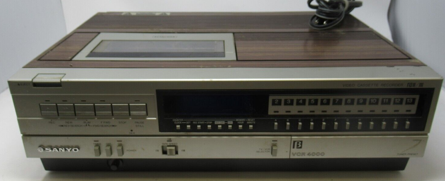 VINTAGE 1983 SANYO BETAMAX BETACORD VCR4000 TOPLOADING VIDEO CASSETTE