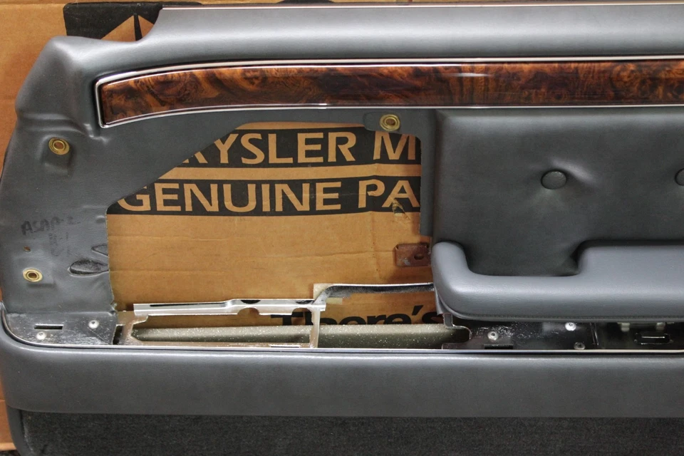 Panel de puerta interior derecho Mopar K128GS8 1989-1993 Dodge Dynasty nuevo de fábrica OEM Foto 2 de 4