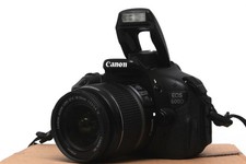 Canon EOS 600D 18 MP Full HD DSLR mit Canon EF-S 18-55mm IS Objektiv und Zub