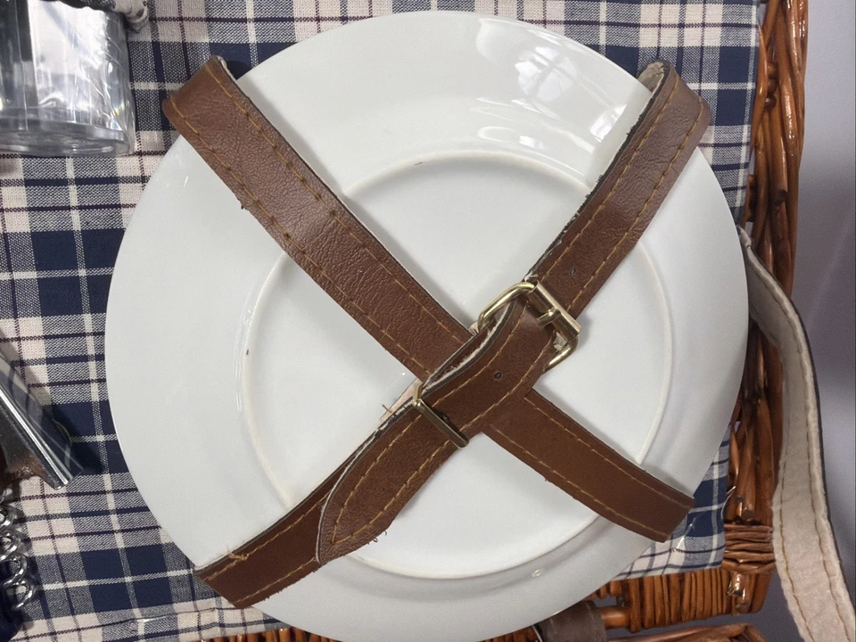 Cesta de picnic de mimbre de lujo Romantic Pier 1 para 2 utensilios copas de vino platos Foto 4 de 4