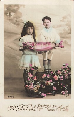 CP 1. APRIL KLEINES MÄDCHEN ELEGANTER JUNGE MIT GROSSEN FISCHEN ROSA BLUMEN - 43614