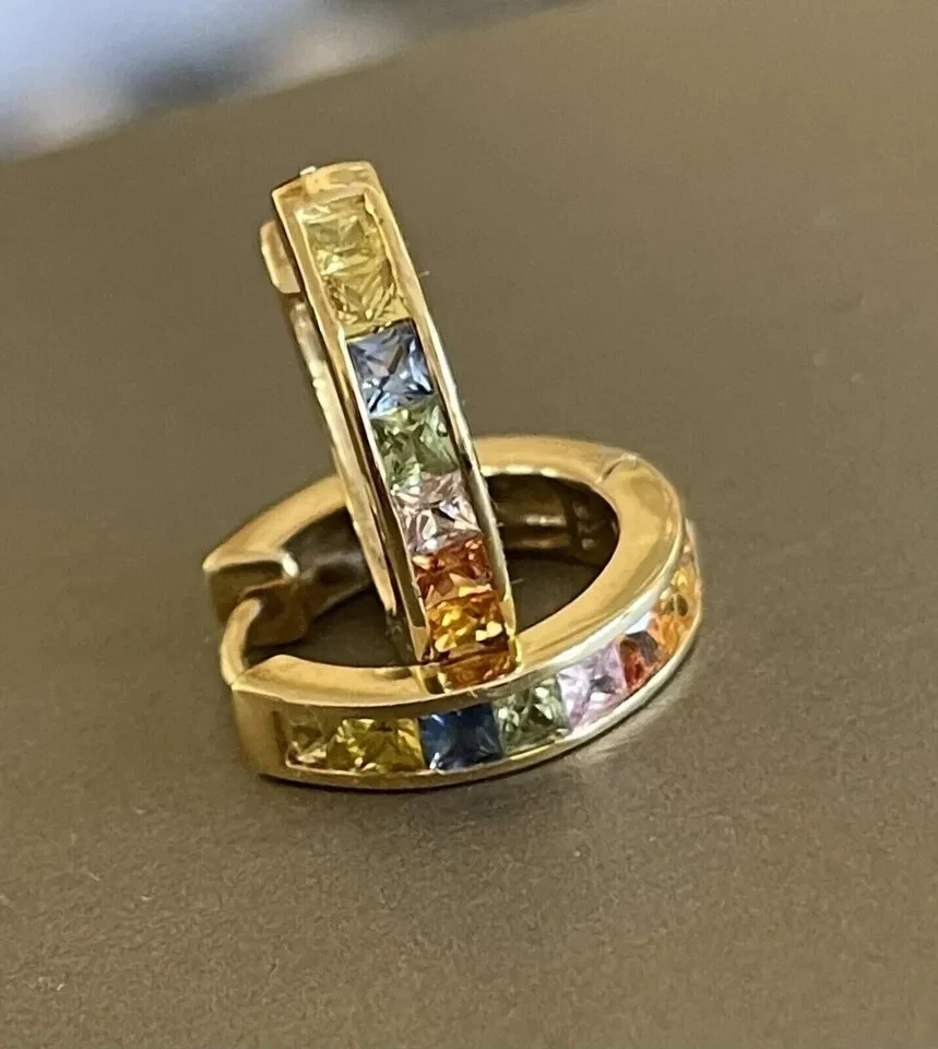 Pendientes de aro Huggie de rubí multicolor simulado princesa de 2 quilates de oro amarillo de 14 quilates Foto 3 de 4