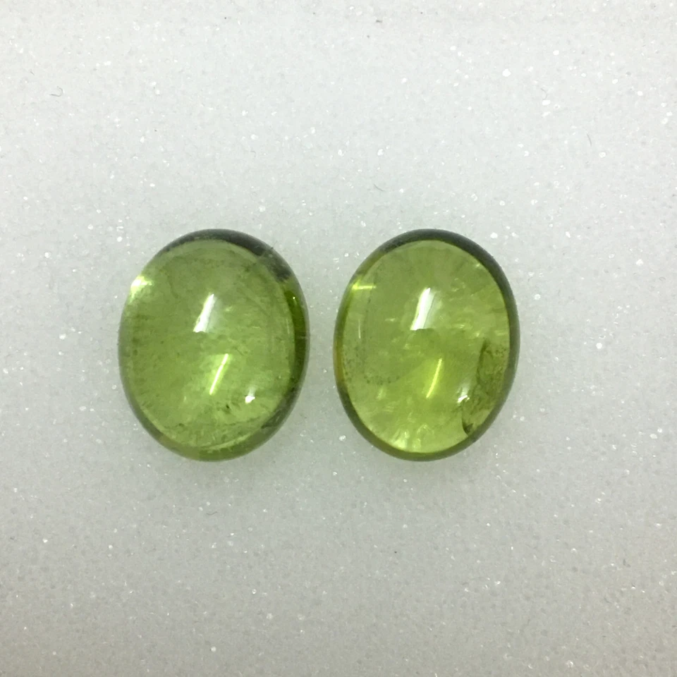 Natural green peridot oval cabochon gemstone pair good color 10.70 carat - Image 2 of 4