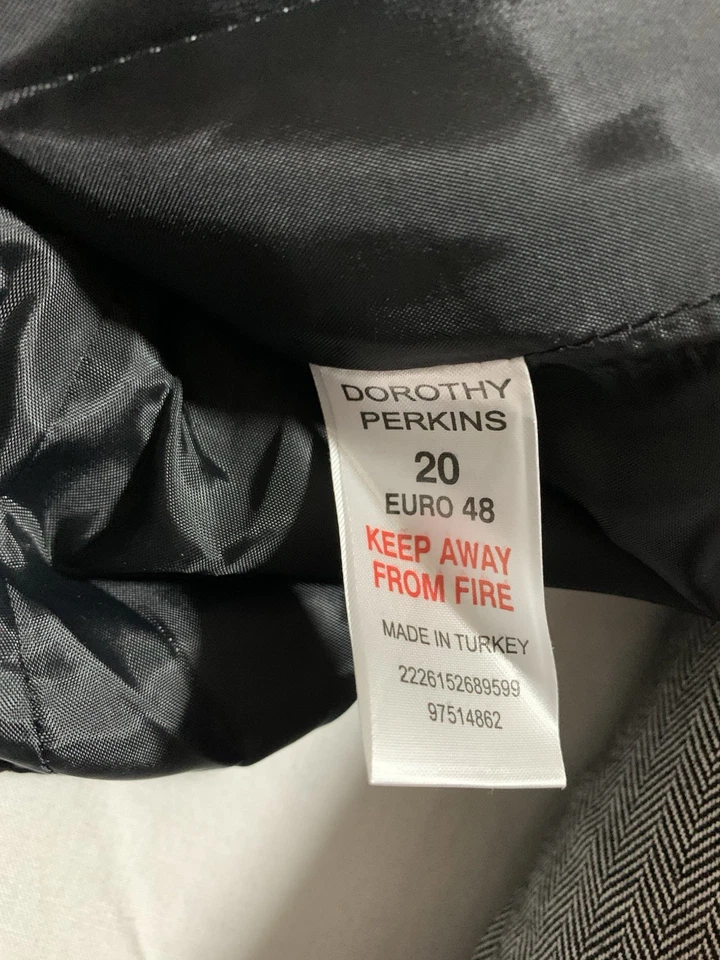 BNWT Dorothy Perkin 3 Piece Business suit Skirt 16/18 , Jacket 20 Waistcoat 20 - Image 4 of 4