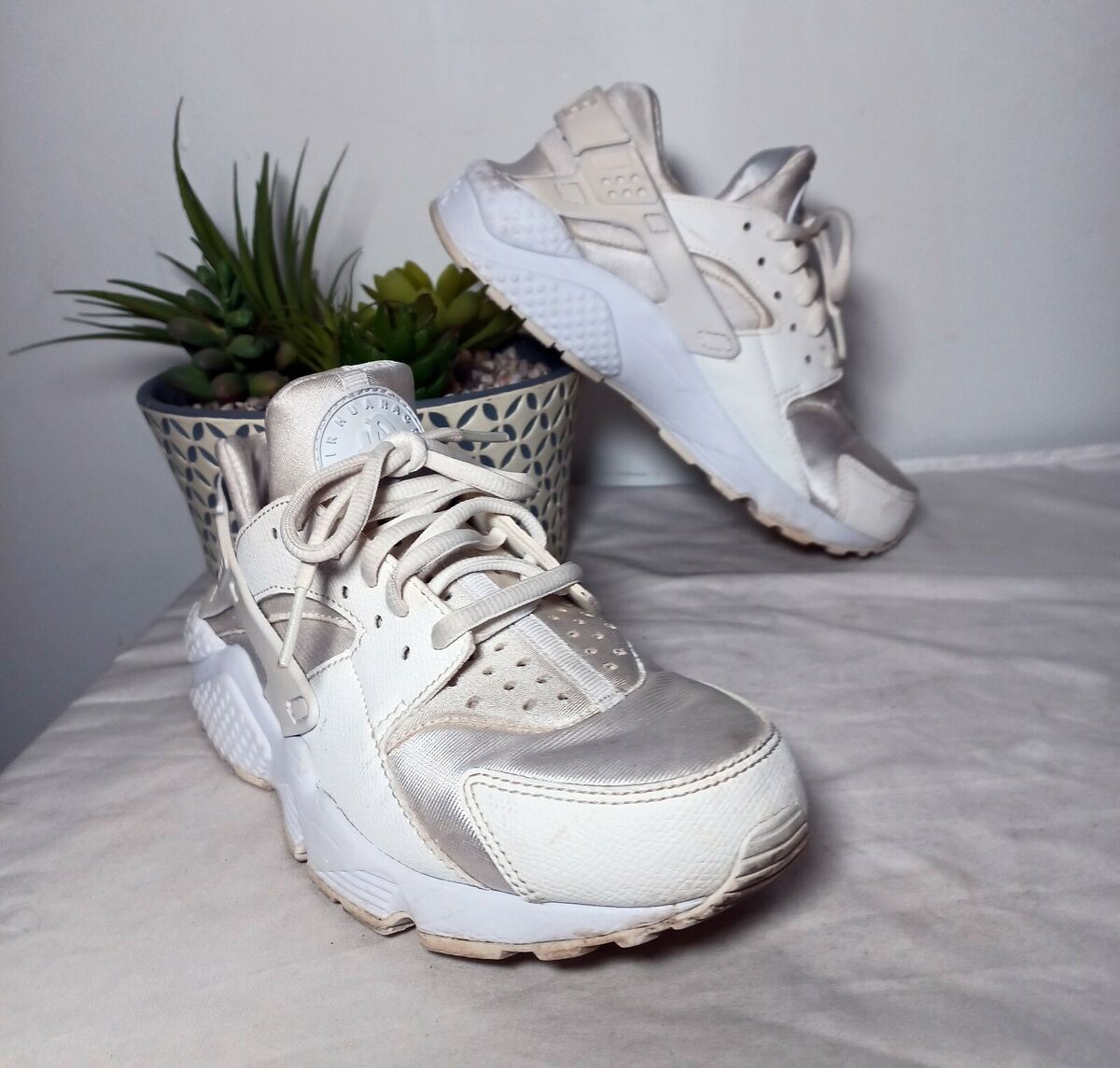 Womens 6.5Nike Air Huarache 2016 Triple White Running Shoes Womens 6.5Nike Air Huarache 2016 Triple White Running Shoes