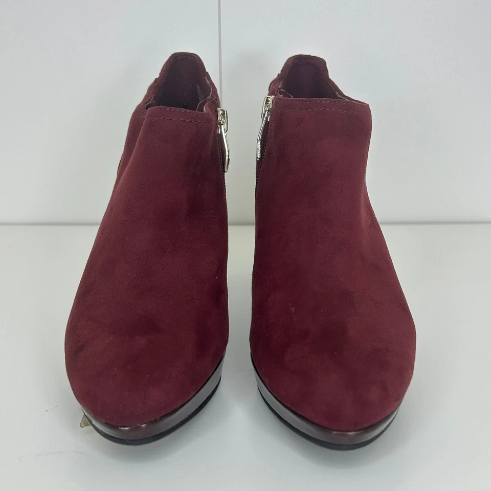 Botines Liz Claiborne para mujer de gamuza borgoña - talla 5M, cremallera de tacón bloque Foto 2 de 4