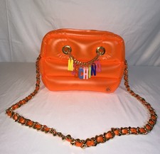 Bolso Bandolera Inflable Naranja Moschino Couture SS23 con Logo Dije y Cadenas
