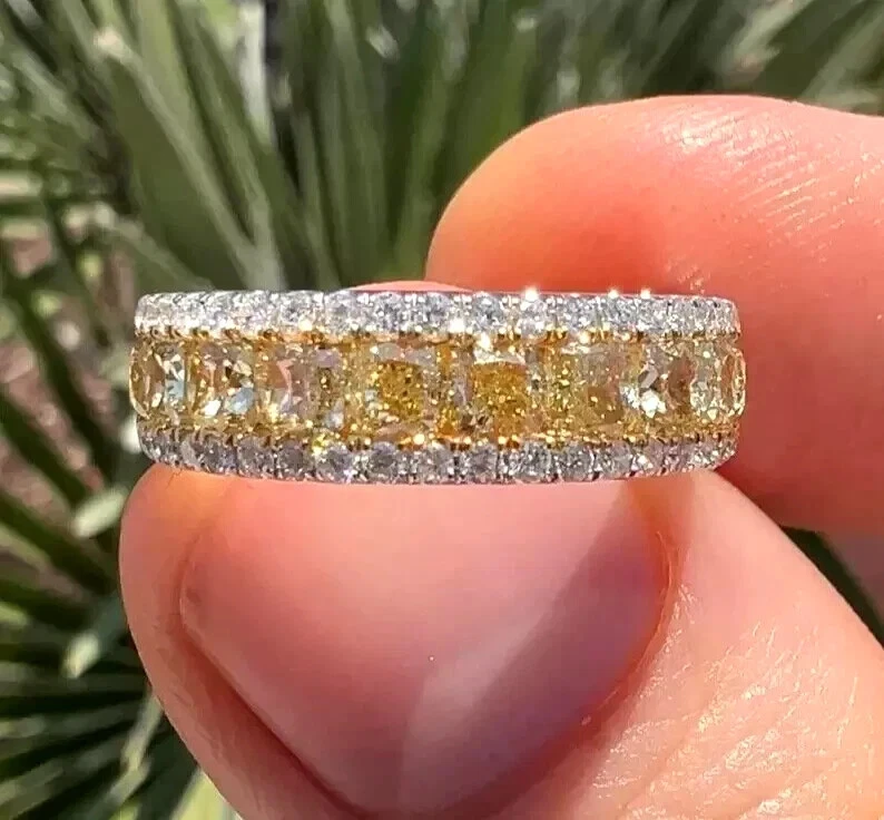 Anillo banda de eternidad citrino amarillo creado en laboratorio cojín de 5 quilates enchapado en oro blanco de 14 k Foto 4 de 4