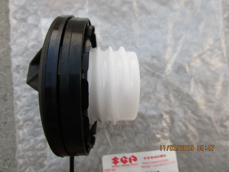 03 - 06 SUZUKI GRAND VITARA FUEL TANK FILLER GAS CAP WITH TETHER BRAND NEW - Image 3 of 4