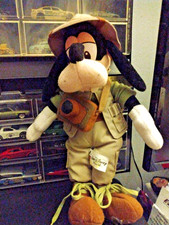 Disney Animal Kingdom SAFARI GOOFY 11  Plush w/ Camera  Hat Walt Disney World