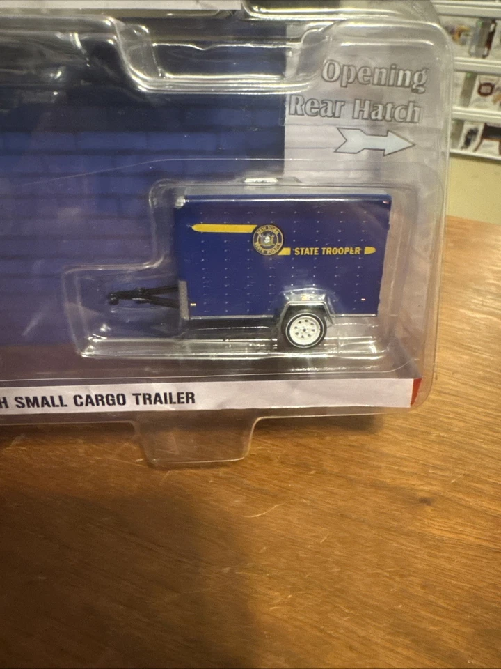 Greenlight Hot Pursuit Hitch & Tow 2001 Jeep Cherokee w/Cargo Trailer **CHASE** - Image 3 of 4