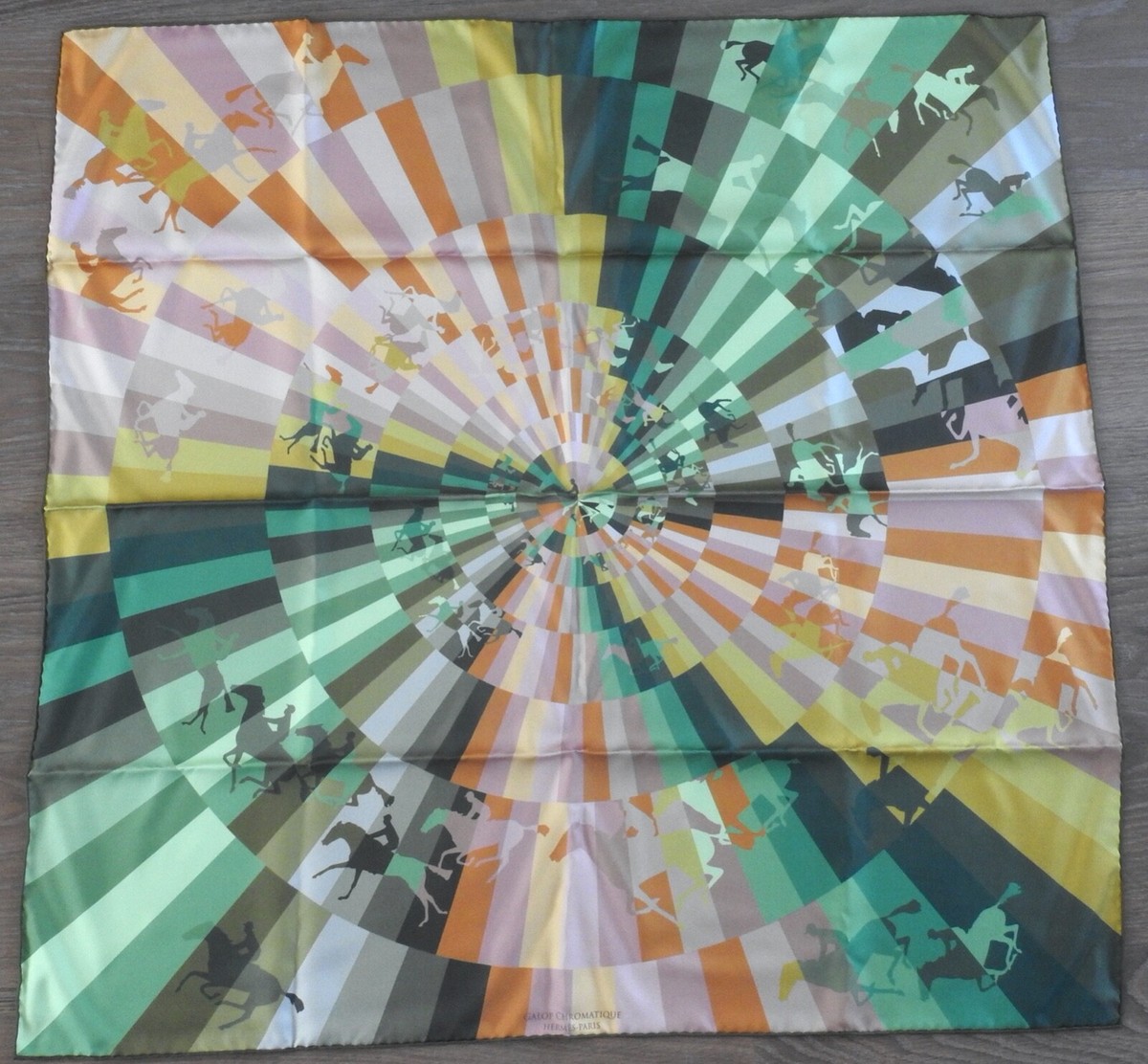 送料込み【HERMES】エルメス GALOP CHROMATIQUE SILK SCARF Hermès Galop Chromatique Silk Scarf 90cm