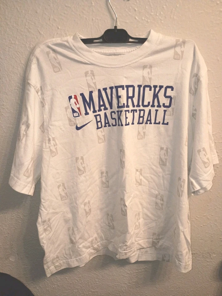 Camiseta corta para mujer Nike NBA Mavericks talla mediana calce suelto Foto 3 de 4