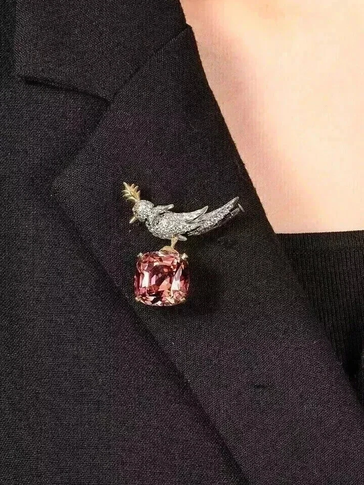 Broche prendedor de pájaro rubí rosa creado en laboratorio corte cojín de 3 quilates acabado dorado de dos tonos 14K Foto 2 de 3