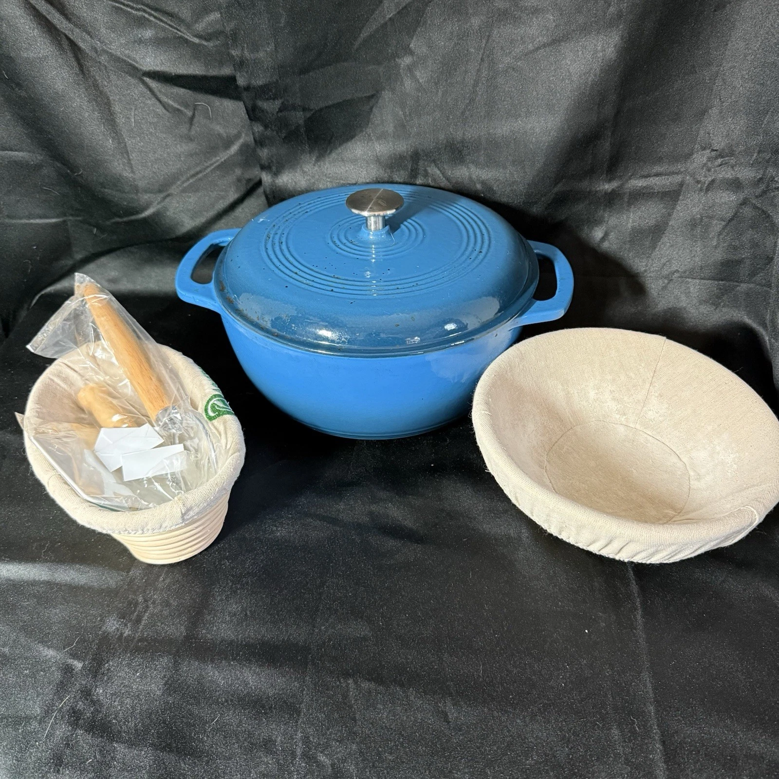 Amazon Basics Cast Iron Covered Round Dutch Oven, 4.3-Quart - Blue Sourdough Kit