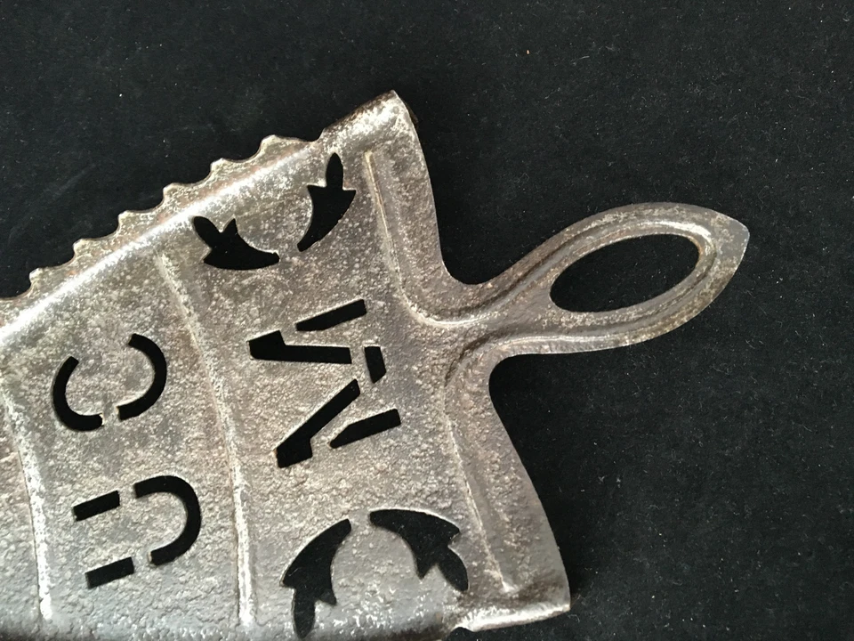 Plaque Repose Fer à Repasser en Fer décor de Clefs entrelacées XVIII ou XIX  - Photo 3/4