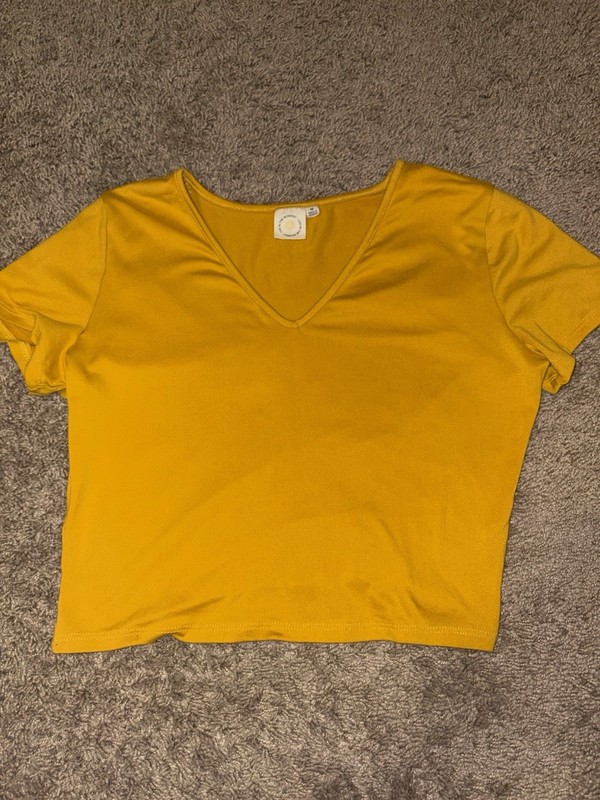 Women’s Yellow Solid V-Neck Short Sleeve Pullover T-Shirt Regular Size M