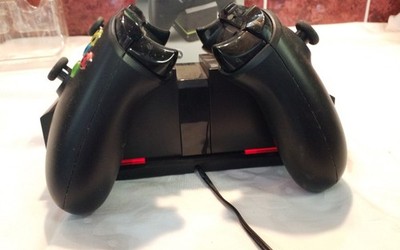2 Original Microsoft Xbox One Wireless Controller Schwarz + Chargingstation 