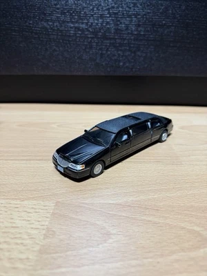 Kinsmart 38070 1999 Lincoln Town Car Stretch Limousine Die-cast Model 1:38 - Image 1 of 4