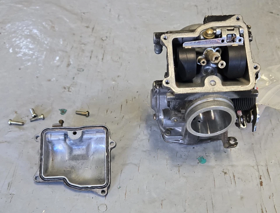 CARBURADOR DELANTERO SUZUKI VS750 INTRUDER 1985-1986 MODELO CANADIENSE 13210-38A20 Foto 3 de 4