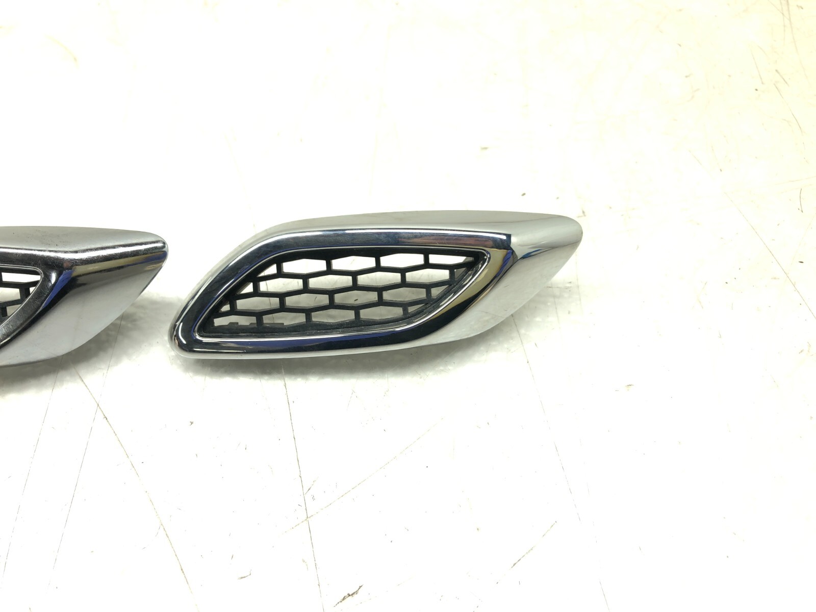 2017-2020 MASERATI LEVANTE RIGHT PASS FRONT FENDER VENT GRILL TRIM SET X3 OEM