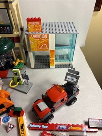 LEGO City Builds Capital City 60200 Museum Hotel Police 60141 Bank 60140 Cars