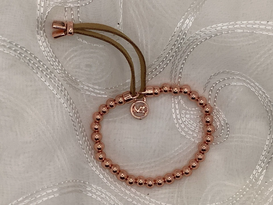 Pulsera elástica Michael Kors tono oro rosa con cuentas Foto 2 de 4