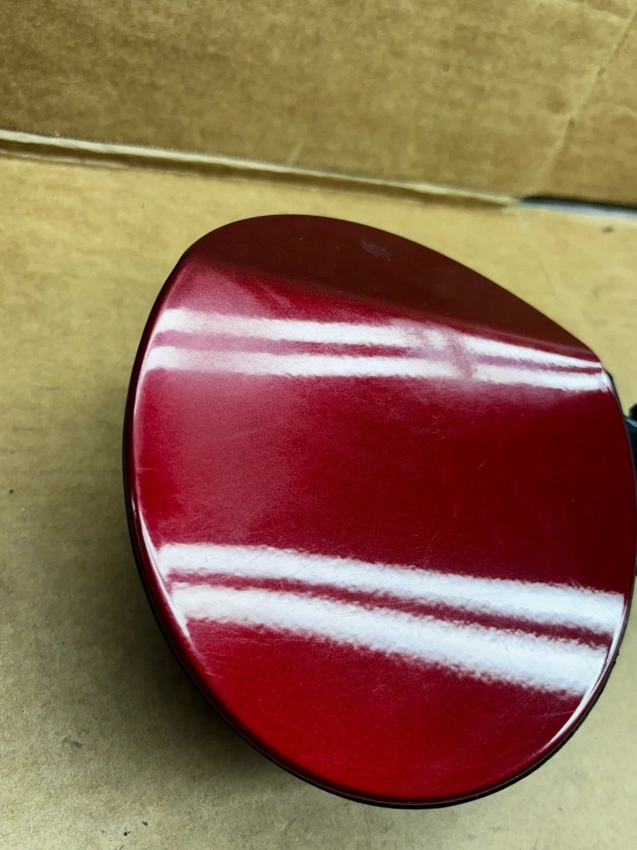 Chevrolet Cruze 2011-2016 tanque de llenado de combustible tapa de puerta de gasolina OEM 551Q rojo metálico Foto 2 de 4