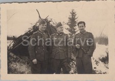 Foto, Wk2, Soldat mit ISA und E.K., Raucherpause (MJ-123)