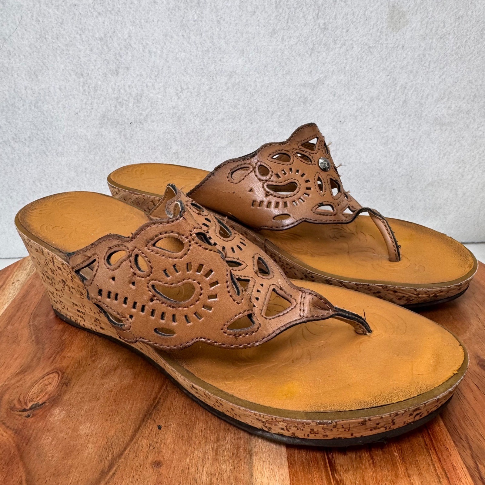 Clarks Artisan Womens Brown Leather Wedge Thong Sandals Size 7.5M Summer Laser Cut Design