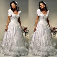 Vintage Victorian Wedding Dresses Medieval Lace Appliques Ruffled Bridal Gowns