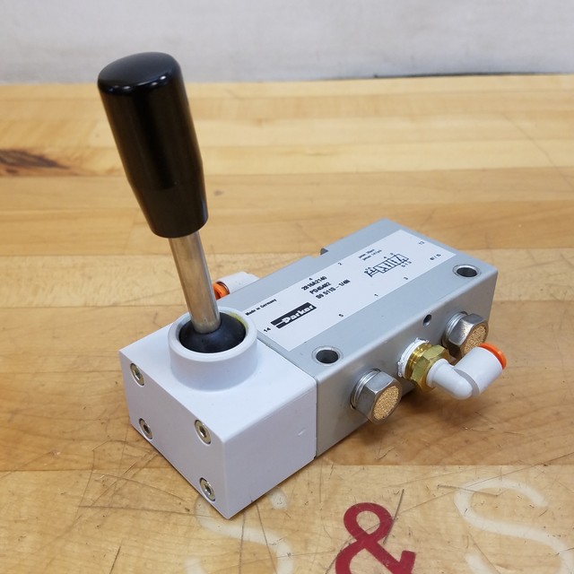 Parker PD45482 Pneumatic 5/2 Hand Lever/Detent (safety) Valve, 1/4" NPT