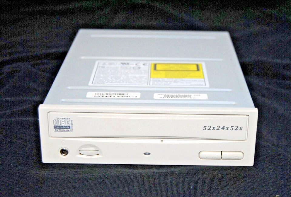 CD-RW BEIGE  ASUS CRW-5224A  Optical  with  IDE Ribbon Cable - Image 2 of 4