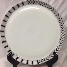 MIKASA FINE CHINA CUTTING EDGE DINNER PLATE 11" BLACK & WHITE GEOMETRIC DESIGN