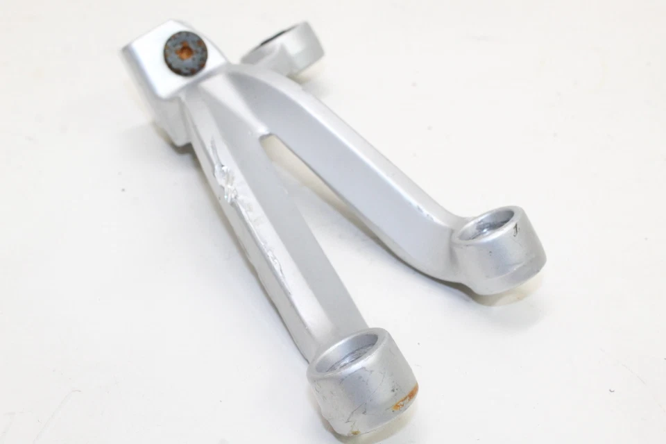 Clavija trasera derecha pasajero Suzuki GSXR600 2001-03 43600-35F00 FABRICANTE DE EQUIPOS ORIGINALES Foto 3 de 4