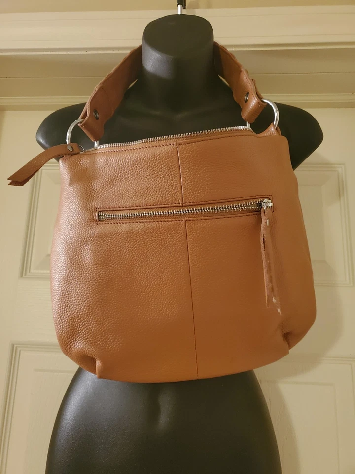 Bolso de hombro de cuero genuino marrón con detalle de rosa marca DuDu Foto 2 de 4