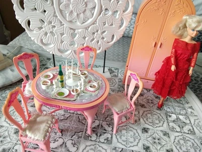 vintage TABLE + 4 CHAISE de salle a manger 1987 Living Pretty Barbie MATTEL 4775 - Photo 1/4