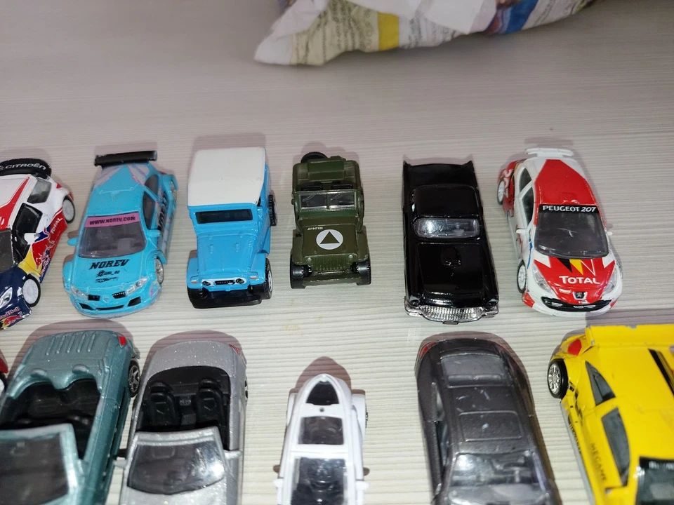 Lotto 12 Modellini Misti Burago Hotwheels Solido Giocati Vedi Bene Le Foto - Immagine 3 di 4