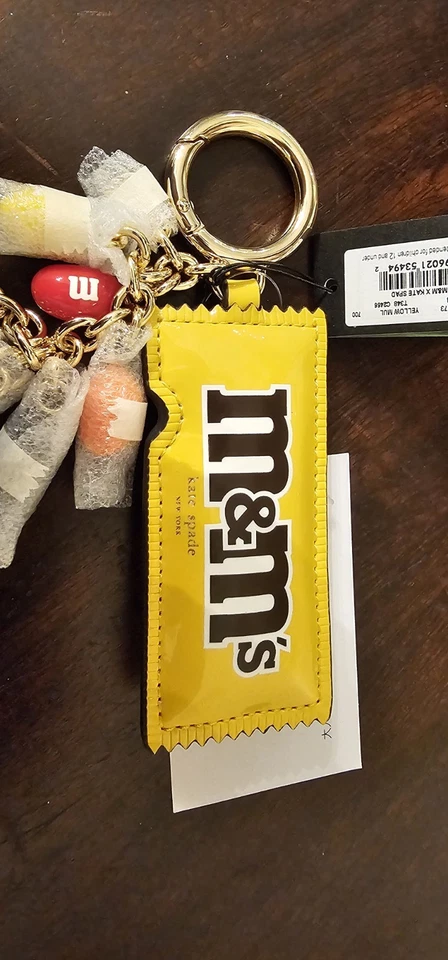 Chaveiro Kate Spade x M&M bolsa chaveiro charme novo com etiquetas ESGOTADO - Imagem 2 de 4