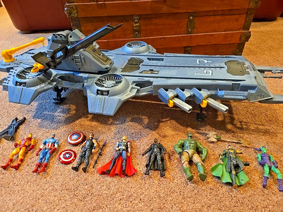 Marvel Avengers S.H.I.E.L.D. Helicarrier, 3 Feet, With 8 Action Figures, Hasbro
